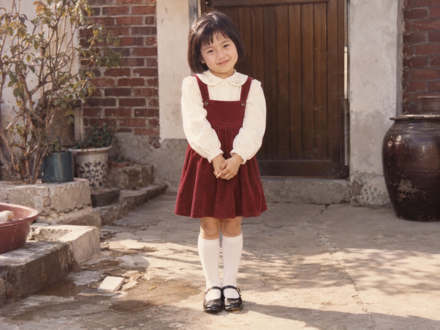 1980년대 초반 옷차림의 단발머리 여자 유치원생을 표현한 AI 생성 이미지